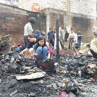 pedagang-syok-lihat-kios-di-pasar-laikang-hangus-terbakar