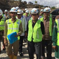 gaya-sri-mulyani-tinjau-proyek-hingga-makan-durian-di-kudus
