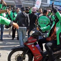 sudah-tak-bisa-narik-pengemudi-go-jek-tak-bisa-ambil-deposi