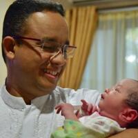 anies-baswedan-gendong-bayi--duh-lucu-ya-ganteng-kayak-bapaknya