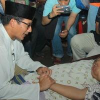sandiaga-uno-tunaikan-nazar-lalu-jenguk-kawan-sekolah-yang-tengah-sakit