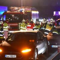 pria-ini-rela-korbankan-mobil-mewahnya-demi-selamatkan-nyawa-orang-lain