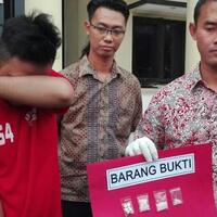 lagi-santai-di-rumah-polisi-sergap-pengedar-sabu-yang-dikendalikan-dari-lapas