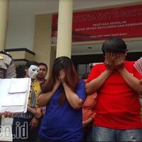 wow-saat-digrebek-polisi-para-pemandu-lagu-di-tempat-karaoke-ini-tak-pakai-baju