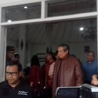 naik-kereta-dari-jakarta-sby-dan-keluarga-besarnya-liburan-ke-karanganyar