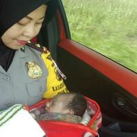 kompol-vera-taurensa-gendong-bayi-yang-dibuang-lalu-membawanya-ke-rs