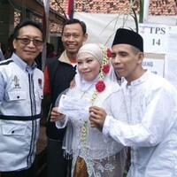 kenakan-baju-pengantin-mempelai-ini-ikut-coblos-ulang-di-teluk-naga