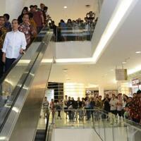 jokowi-ajak-putrinya-jalan-jalan-ke-mall-elite-senayan-city-di-jakarta
