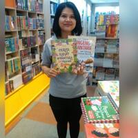 sosok--ibu-iriana-kw--yang-menemani-presiden-jokowi-keliling-toko-buku-di-senayan