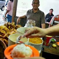 anies-baswedan-sarapan-ketan-susu-kemayoran