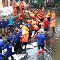 ratusan-petugas-dan-warga-bahu-membahu-bersihkan-saluran-air-cililitan-besar