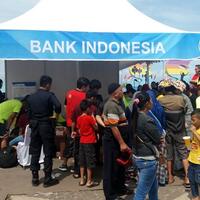 warga-bawa-satu-galon-logam-recehan-untuk-ditukar-uang-baru