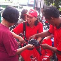 pac-pdip-jebres-bagi-bagi-tas-non-plastik-di-pasar-kandang-sapi