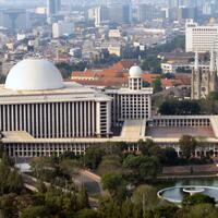 hut-ke-39-umat-kristen-hindu-kong-hu-chu-bersih-bersih-masjid-istiqlal