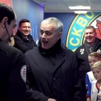 blackburn-rovers-vs-manchester-united-mourinho-ketawa-lihat-aksi-maskot