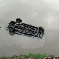 diseruduk-krl-xenia--nyungsep--di-cengkareng-drain