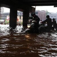 banjir-20-sentimeter-ruas-tol-jorr-tidak-bisa-dilalui-selama-35-jam