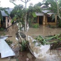 sungai-meluap-hanyutkan-rumah-warga-di-tomohon