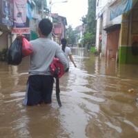 terjebak-banjir-ratusan-warga-cipinang-melayu-diungsikan