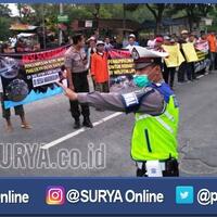 warga-blokade-jalan-nasional-di-lamongan-ini-pemicunya