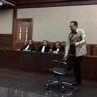 ketidaknyamanan-irman-gusman-saat-sidang-putusan