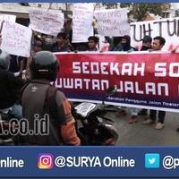 warga-galang-sedekah-sosial-untuk-perbaikan-jalan-nasional-yang-rusak