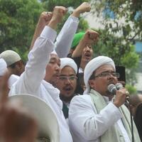 rizieq-shihab-berorasi-di-depan-gedung-dpr