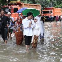 romantis-pasangan-ini-tetap-menikah-meski-dikepung-banjir