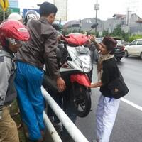 pengendara-gotong-royong-angkat-motor-masuk-tol-dalam-kota