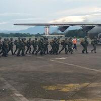 260-prajurit-paskhas-tni-au-latihan-terjun-statik-di-udara-makassar