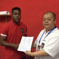 bali-united-tendang-legiun-asing-ndumba-makeche