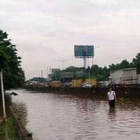 bening--di-antara-keruhnya-air-banjir-wanita-cantik-ini-bikin-publik-gagal-fokus