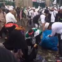 peserta-aksi-212-bersihkan-sampah-di-depan-gerbang-gedung-dpr-mpr-ri