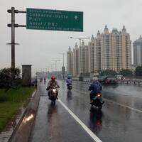 kesal-dimana-mana-banjir-pengendara-motor-paksa-melintasi-tol-pulomas