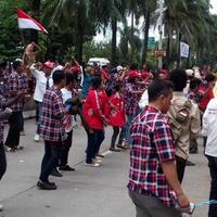 massa-pendukung-ahok-asyik-menari-dengan-lagu-maumere