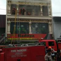 api-melalap-lantai-tiga-toko-batik-raditya-di-malioboro