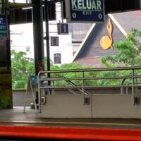 sby-pulang-naik-kereta-api-paspamres-tinjau-ruang-vip-stasiun-gambir