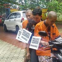 reka-ulang-pembunuhan-mantri-kesehatan-korban-cinta-sesama-jenis-dijaga-ketat-polisi