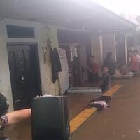 anies-susuri-rumah-dan-dapur-umum-korban-banjir-di-rawajati