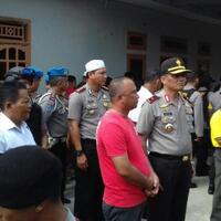 rumah-dan-gudang-bos-timah-digrebek-polisi-puluhan-warga-datang-menolak-penyitaan
