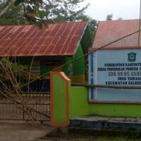 menolak-dimutasi-keluarga-guru-blokir-sdn-95-campagaya-dengan-bambu