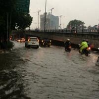 genangan-air-rendam-jalan-gatot-subroto