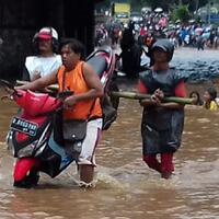 jasa-gerobak--mah--sudah-biasa-warga-sediakan-layanan-angkut--motor-nungging