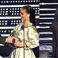 rihanna-tampil-mesra-dengan-paulo-dybala