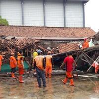 sebuah-gedung-majelis-taklim-di-pasar-minggu-ambruk