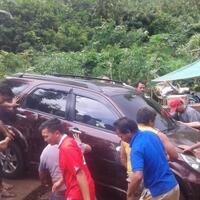 banjir-bandang-di-tomohon-mobil-dan-sapi-hanyut