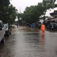 banjir-dan-lalu-lintas-padat-macet-terjadi-di-perempatan-garuda-taman-mini
