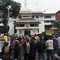 ribuan-penarik-betor-kepung-kantor-walikota-ini-tuntutannya