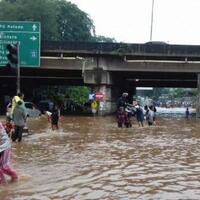 hujan-tak-berhenti-akses-jalan-bekasi-jakarta-kembali-lumpuh