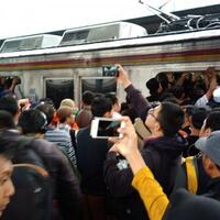 kereta-tak-kunjung-datang-penumpang-commuter-teriaki-announcer